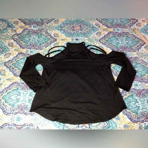 Black crew neck cold-shoulder long sleeve top 2xl.   (8L) - Picture 4 of 10